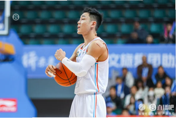 高诗岩如何攻防一体？抢板助攻三分制胜
